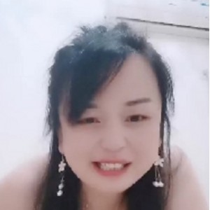 搬运轻熟女的羞羞事：剧情演绎销魂口，儿子的微型坦