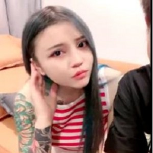 网红P友自拍时长1小时40分钟，花臂女孩刺青小妹广西老表不在