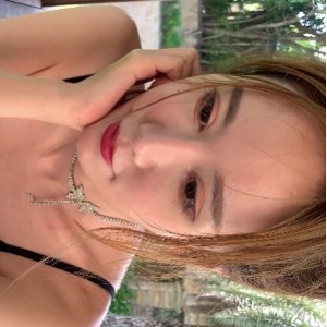 性感吊带牛仔裤，低车灯大罩杯美女，展示完美身材