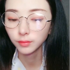 小美眼镜妹16V反差合集15G秀气身材
