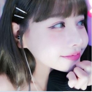 阿黑颜盯榨挑战系列：依婷~可爱二次元cos反差萌妹白眼合集[22V+833M][百度盘]